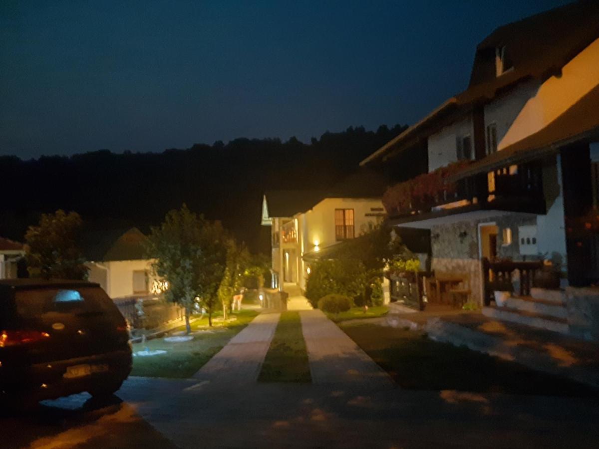 Rooms And Apartmants Mirovic 콜라신 외부 사진