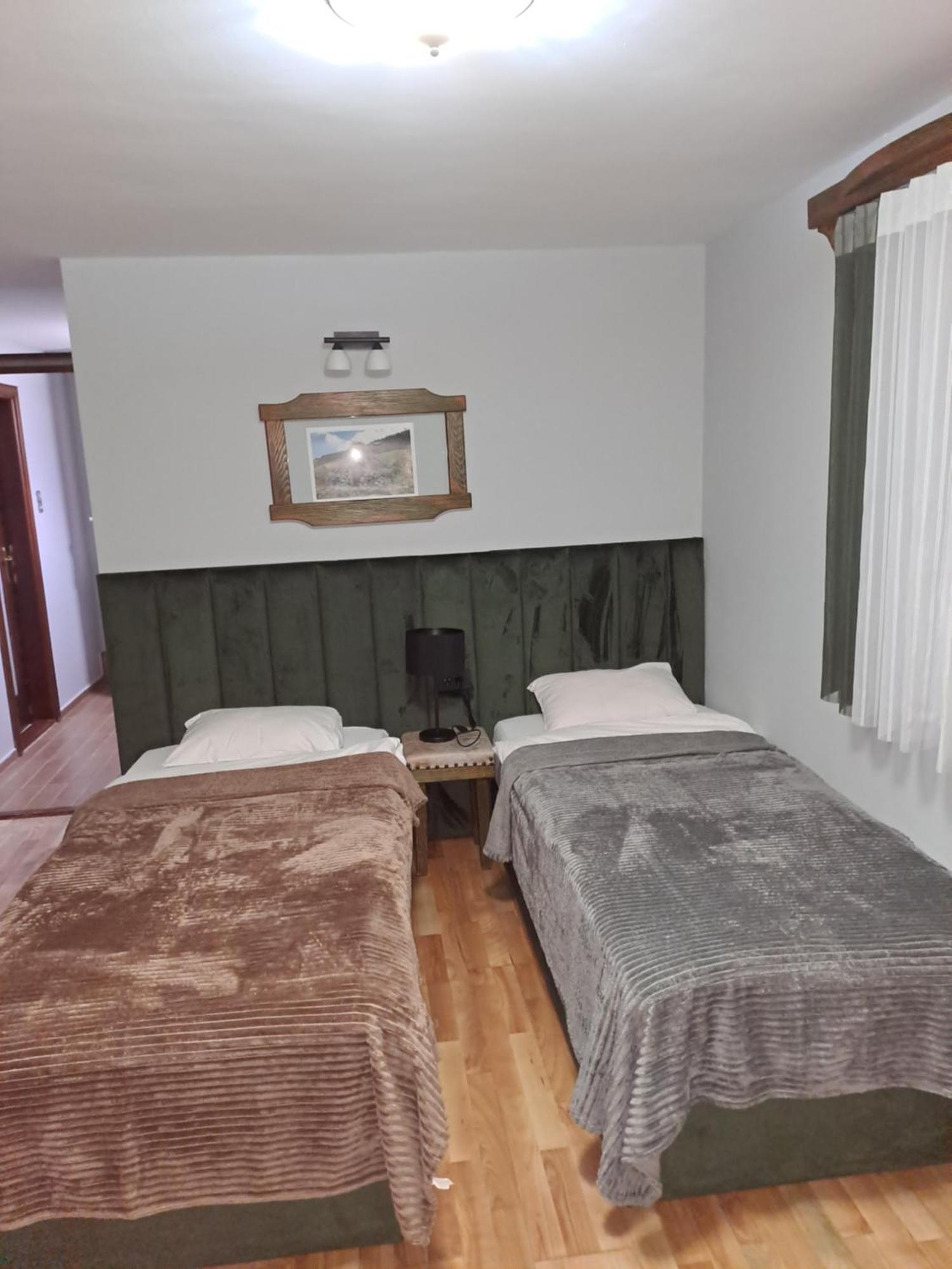 Rooms And Apartmants Mirovic 콜라신 외부 사진