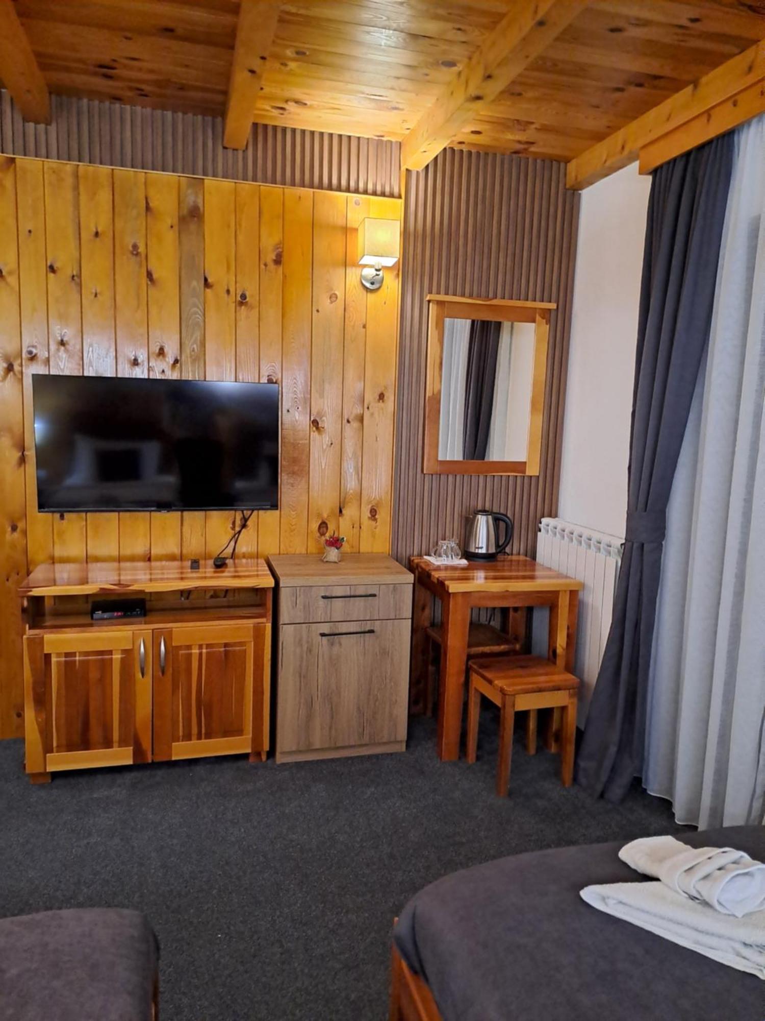 Rooms And Apartmants Mirovic 콜라신 외부 사진
