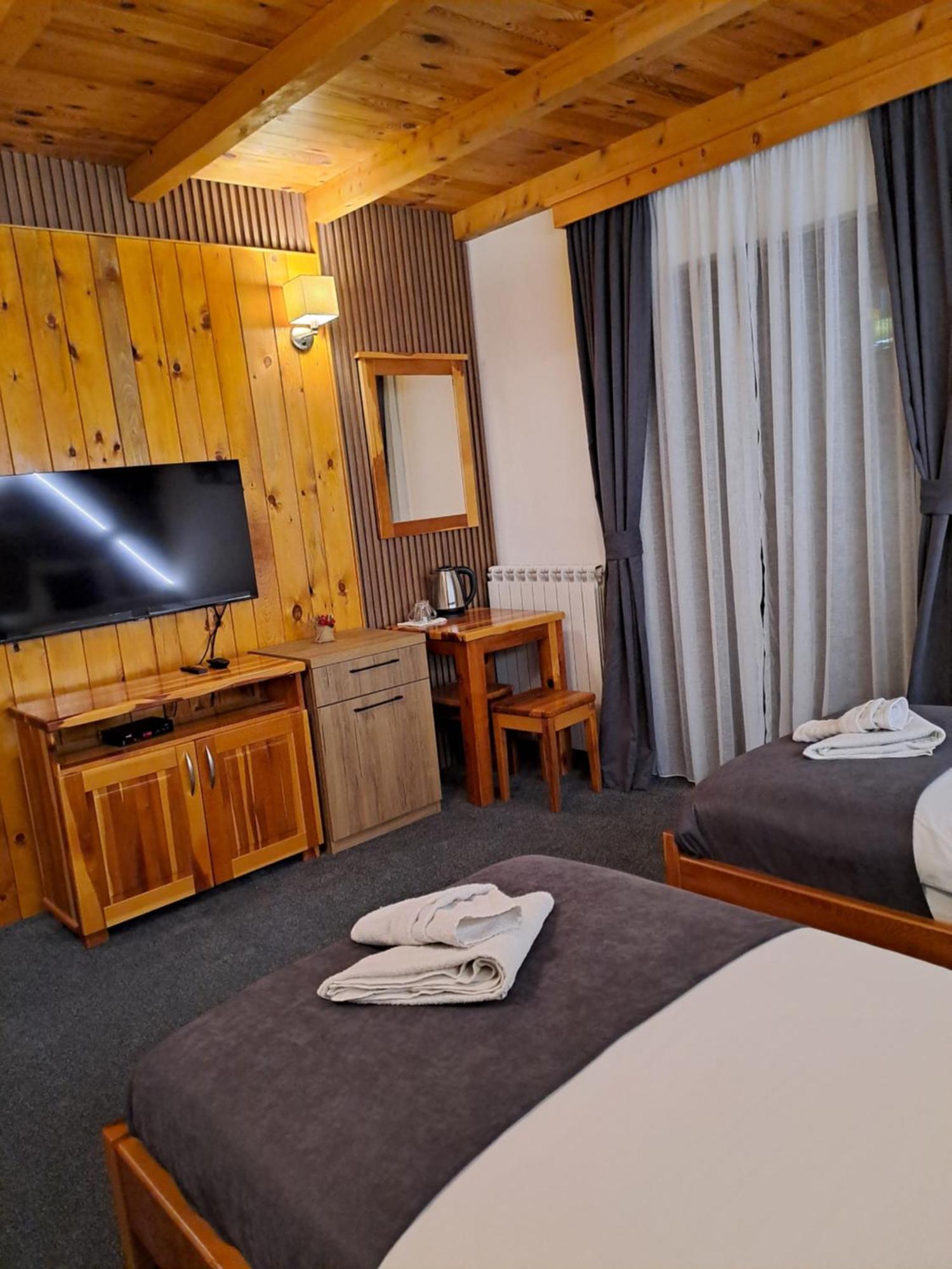 Rooms And Apartmants Mirovic 콜라신 외부 사진