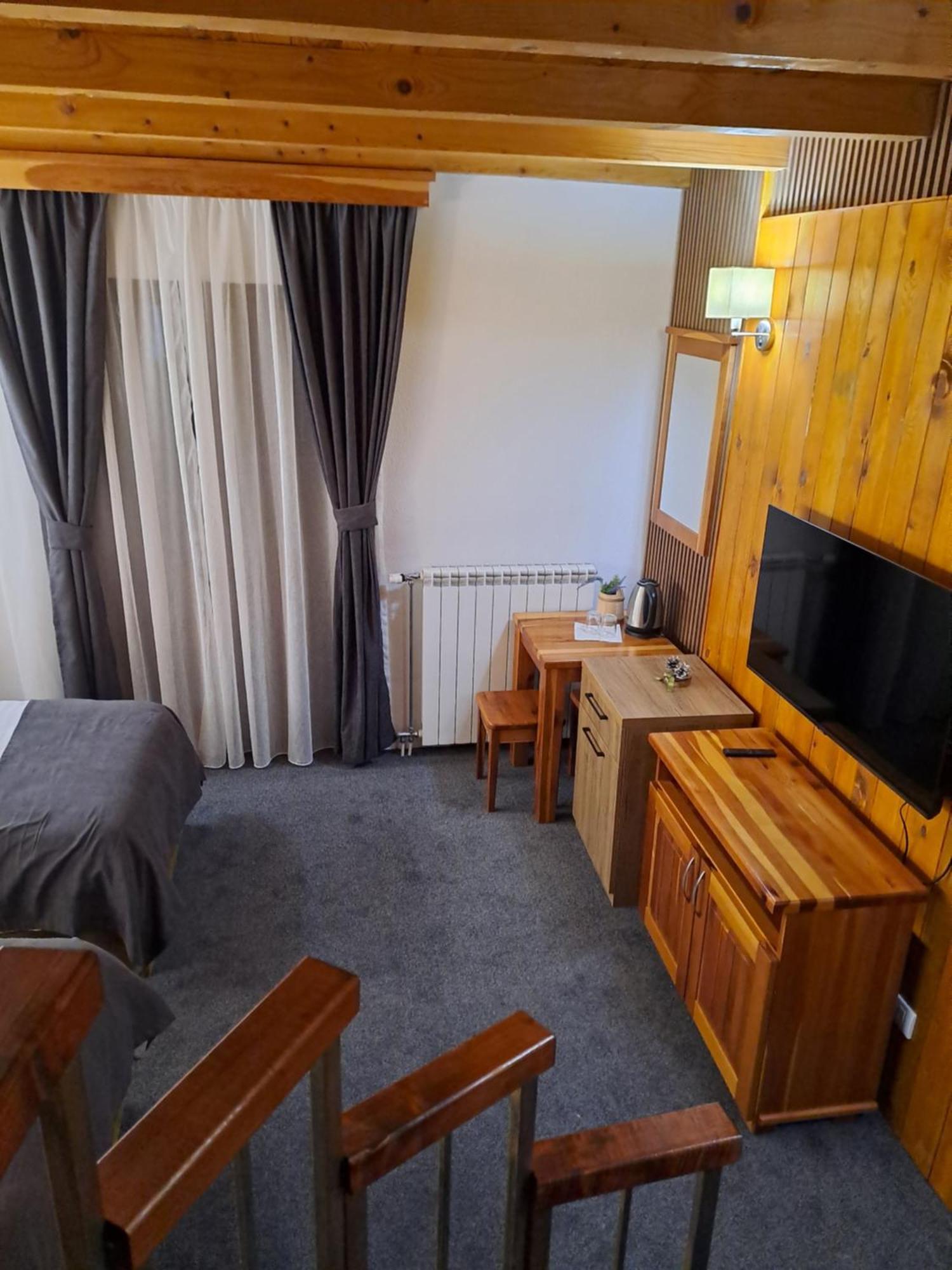 Rooms And Apartmants Mirovic 콜라신 외부 사진